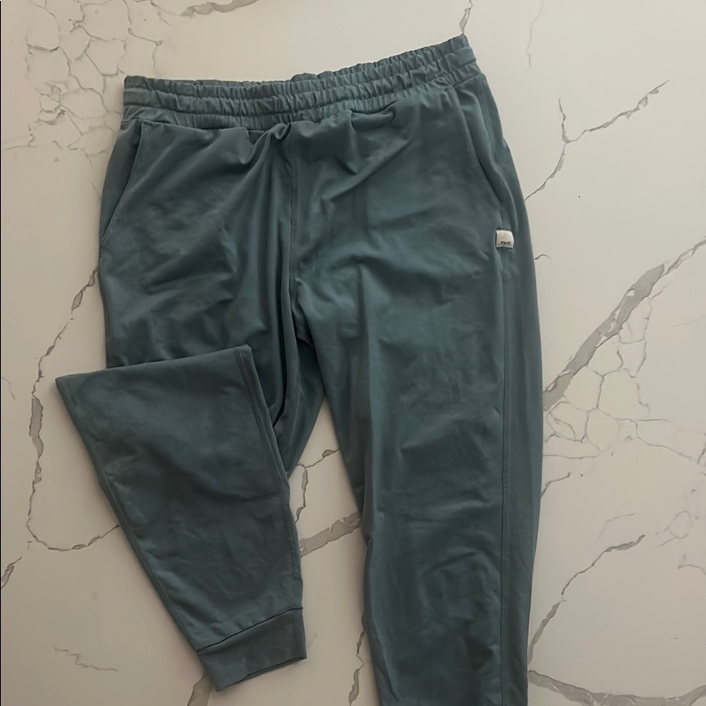 Vuori Performance Jogger in greyish blue